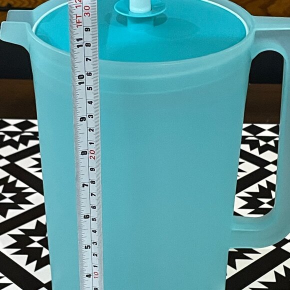 Large 1 Gallon Tupperware Pitcher - Picture 3 of 3